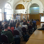 Presentasjon i skolens aula